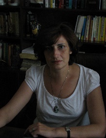 A person in a white shirt

Description automatically generated